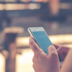 女性がテレクラサイトを利用するイメージ
